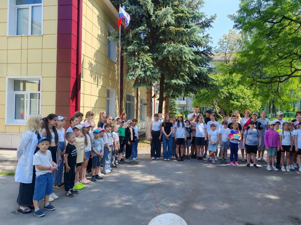 ?6 июня прошло торжественное открытие школьного лагеря “Радуга”?.